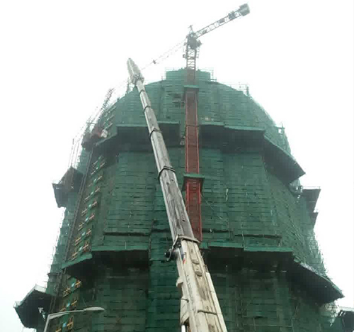 迪庆吊车在工地上作业
